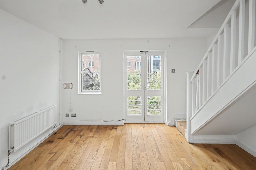 Property photo 2 of 18 31 Rossendale Way, Camden, London, Nw1 0Xb