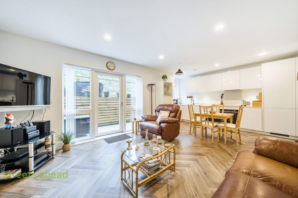 Property photo 3 of 14 49Ef031A-3168-479...