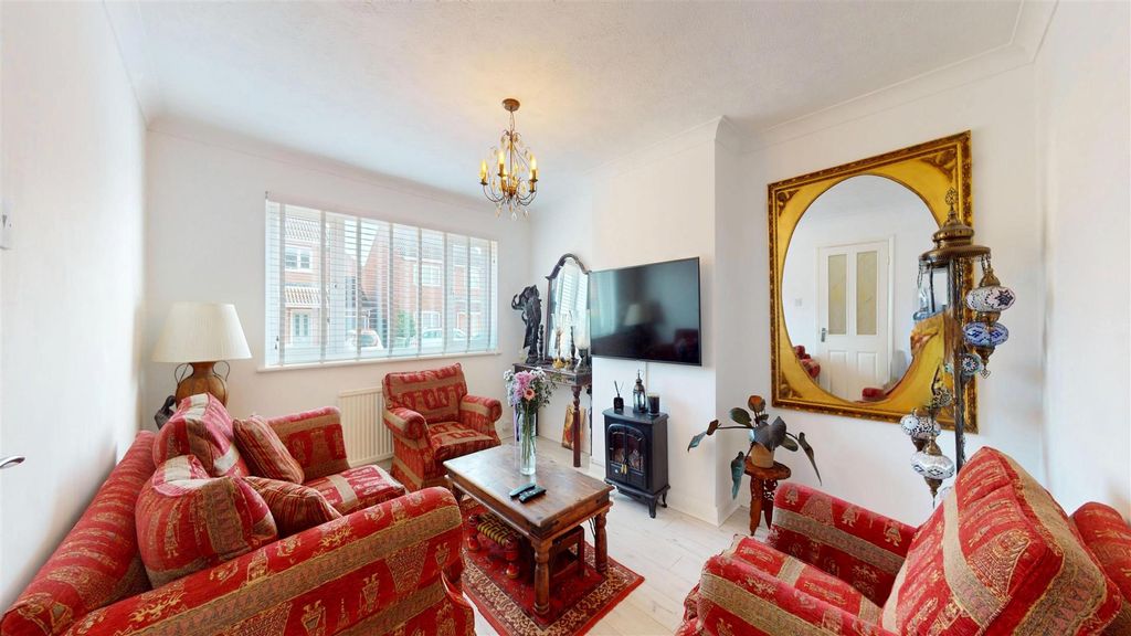 Property photo 3 of 18 Lounge