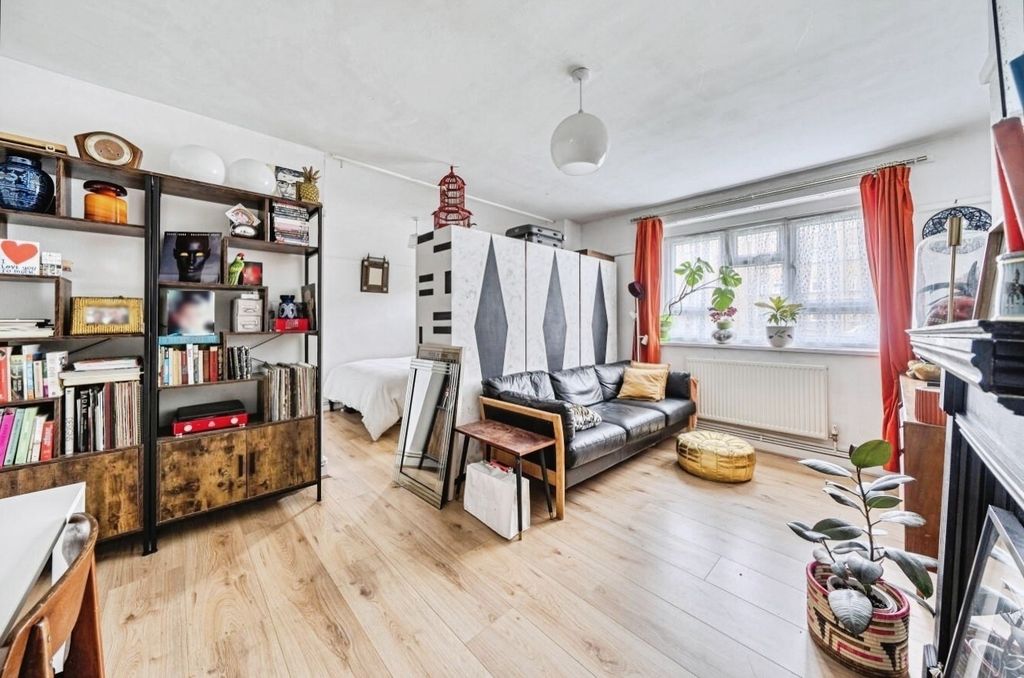 Property photo 3 of 12 Living3.Jpg