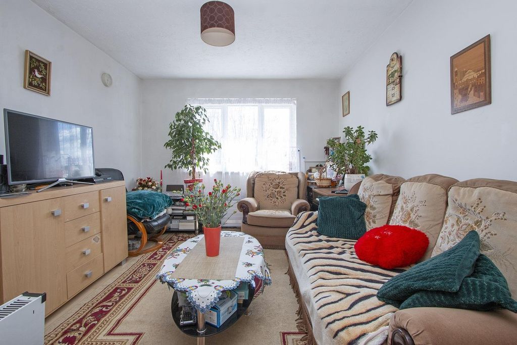 Property photo 2 of 7 39 Fairfield Close, Mitcham, Cr4 3Re Reception 2.J