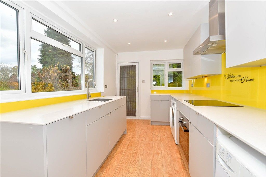 Property photo 3 of 11 Kitchen