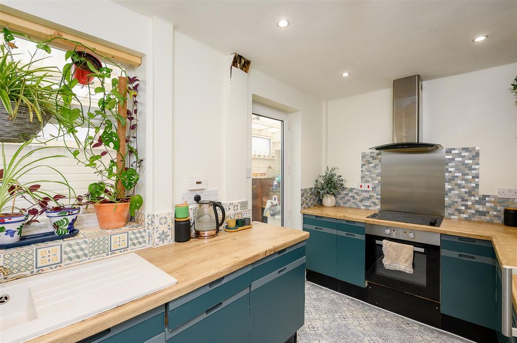 Property photo 3 of 15 Kitchen