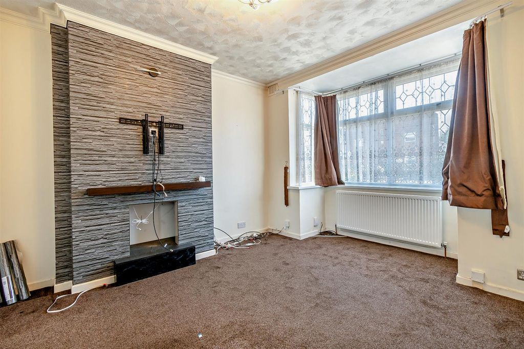 Property photo 3 of 14 8656482-Interior02-800.Jpg