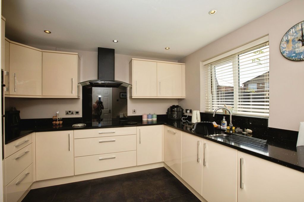 Property photo 3 of 18 8cd44A8Eaee64A70d05Db9554804ce84840c490d.Jpg