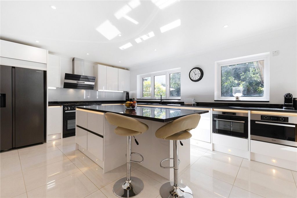 Property photo 3 of 19 Kitchen/Breakfast