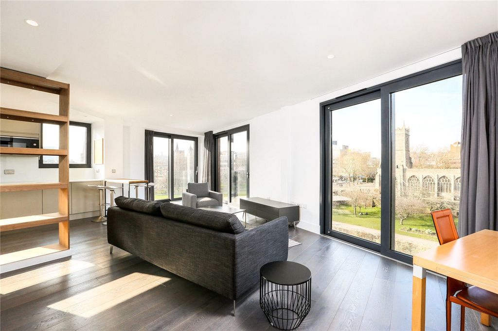 Property photo 2 of 8 Lounge