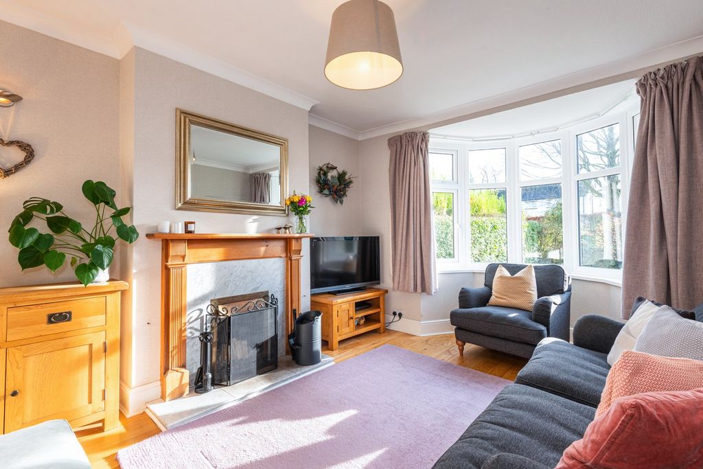 Property photo 3 of 20 Lounge