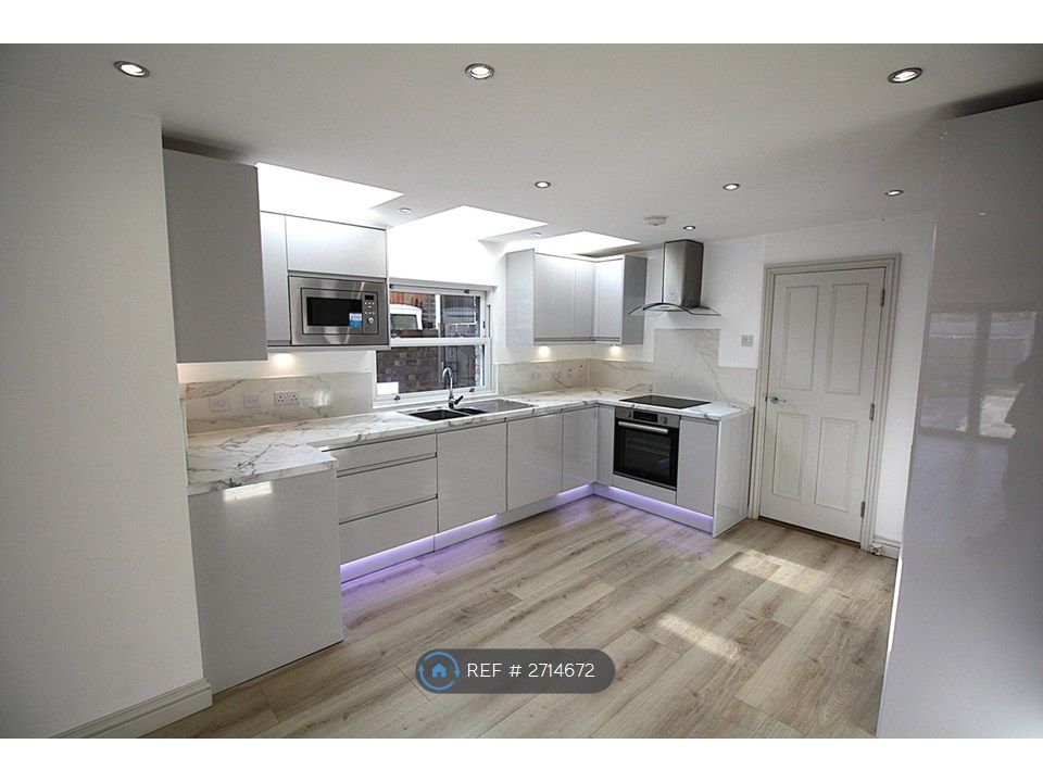 Property photo 1 of 14 Kitchen/Living