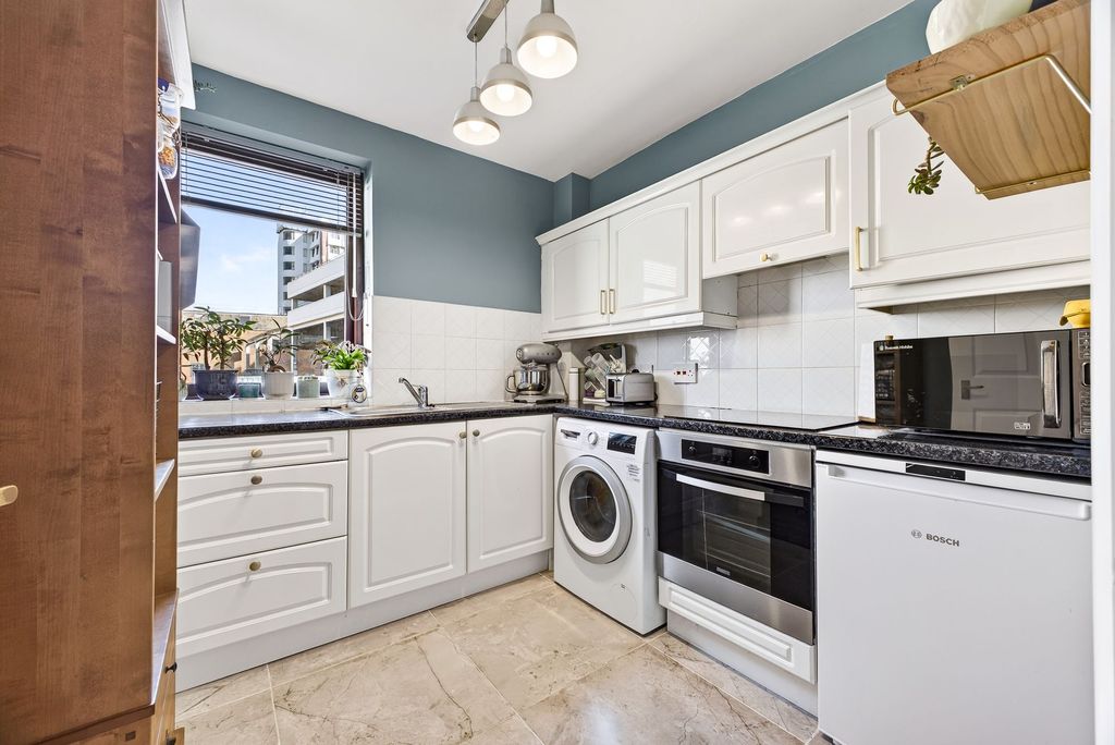 Property photo 3 of 18 Kitchen
