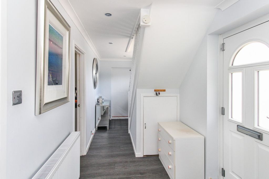 Property photo 2 of 16 Entrance Hall