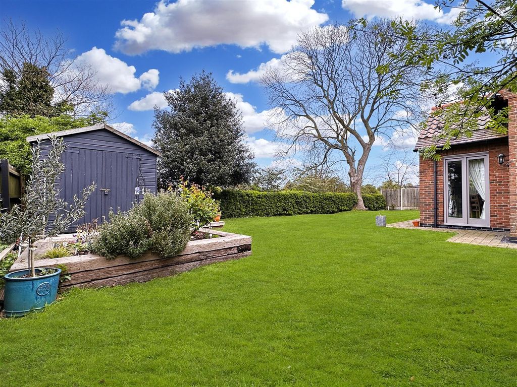 Property photo 3 of 28 Attractive Private Garden 316