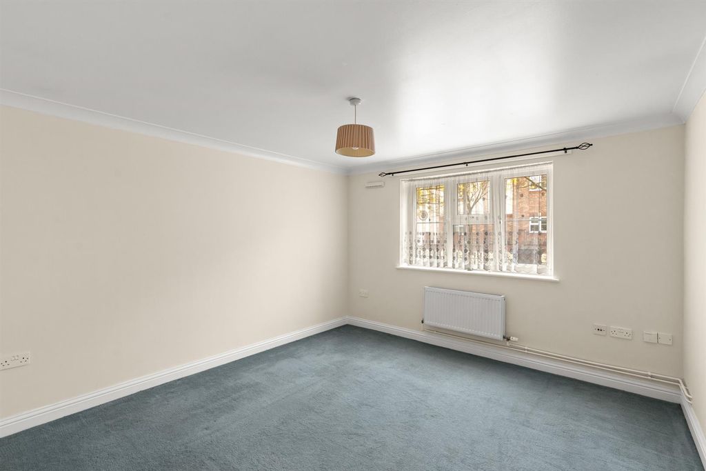 Property photo 2 of 11 Flat4Bradburyhse-005.Jpg