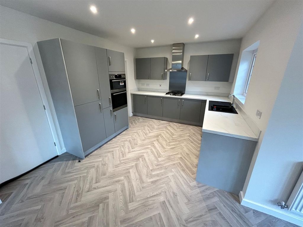 Property photo 3 of 14 Kitchen