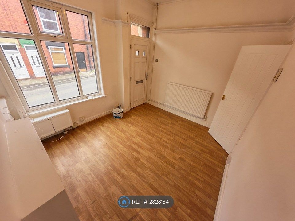 Property photo 1 of 17 Living Room