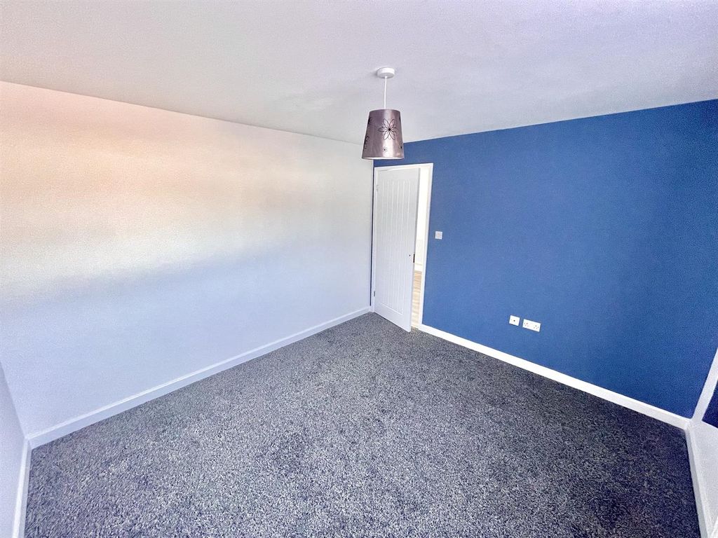 Property photo 3 of 13 Lounge