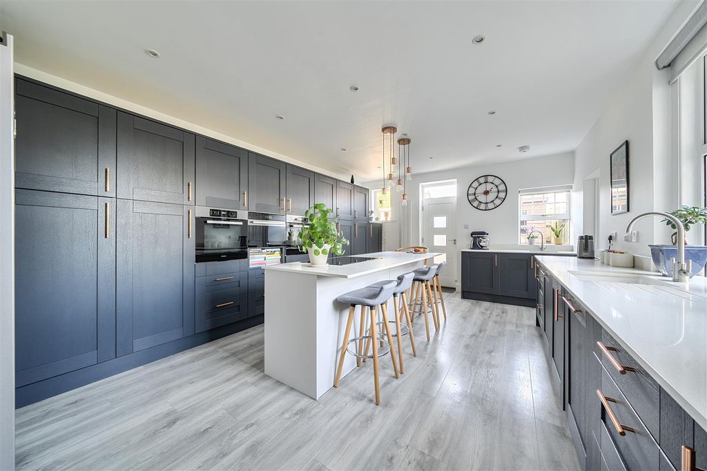 Property photo 3 of 17 Kitchen