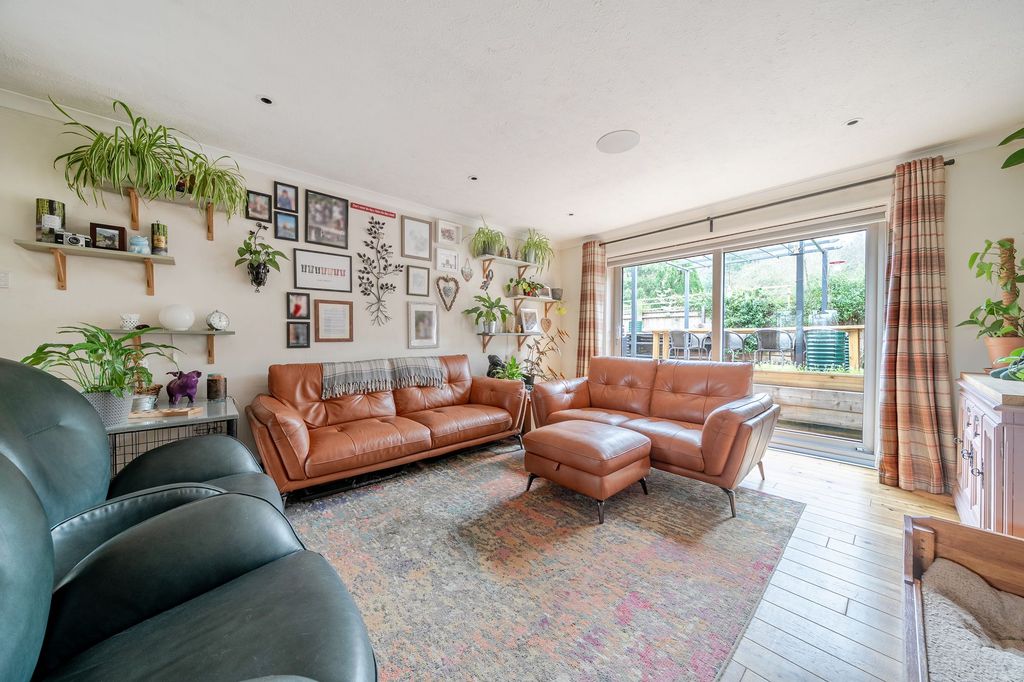 Property photo 2 of 18 Lounge