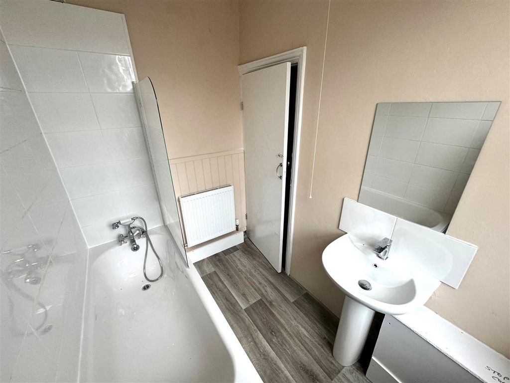 Property photo 3 of 8 Bathroom.Jpg