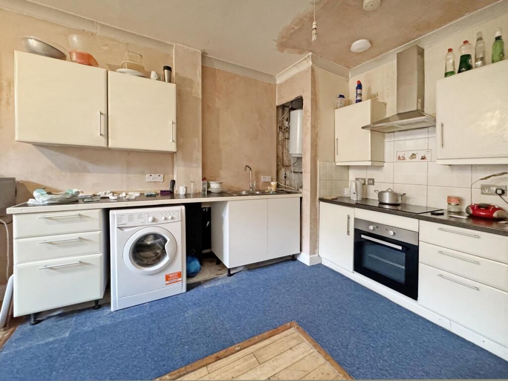 Property photo 3 of 8 Kitchen Units.Jpeg