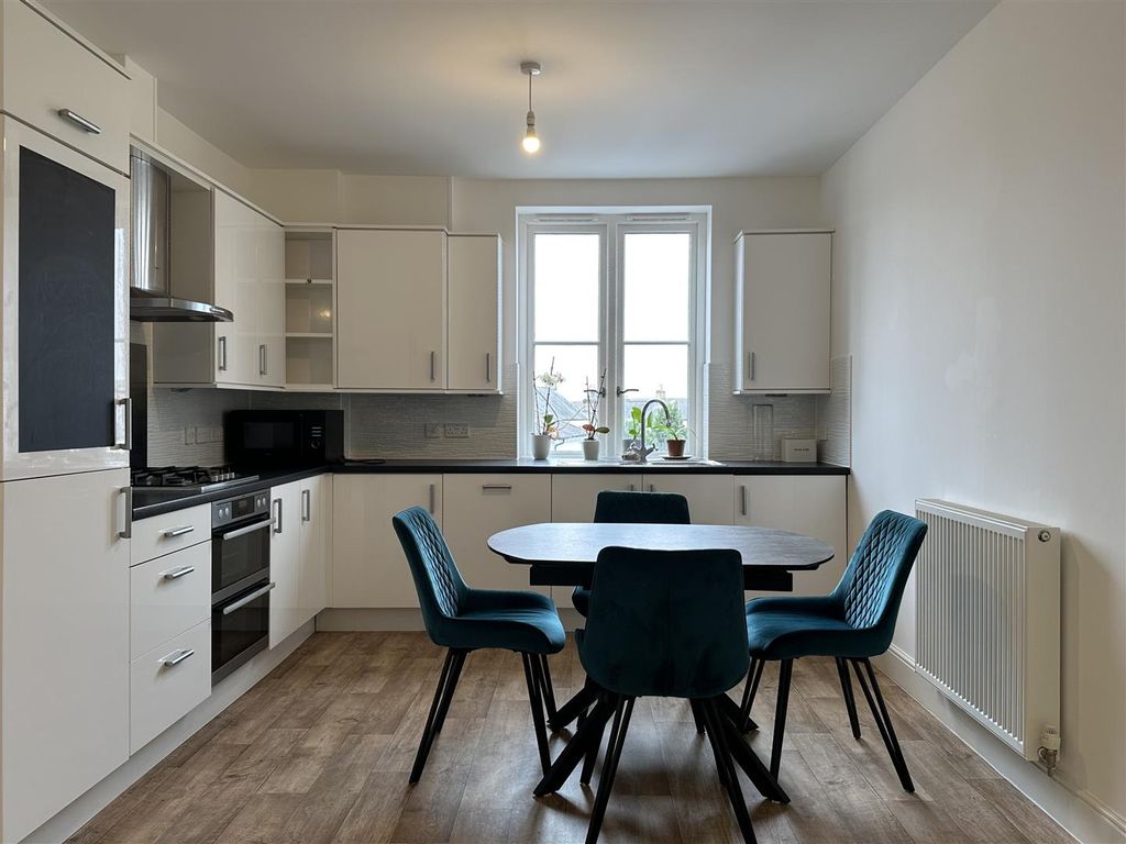 Property photo 2 of 13 Modern Fitted Kitchen