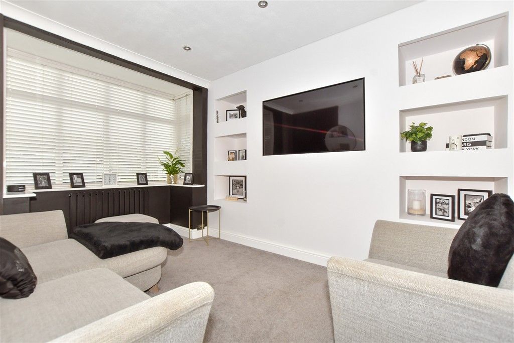 Property photo 3 of 12 Lounge