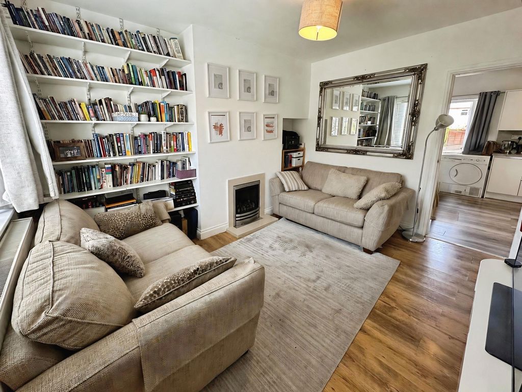 Property photo 3 of 11 Lounge