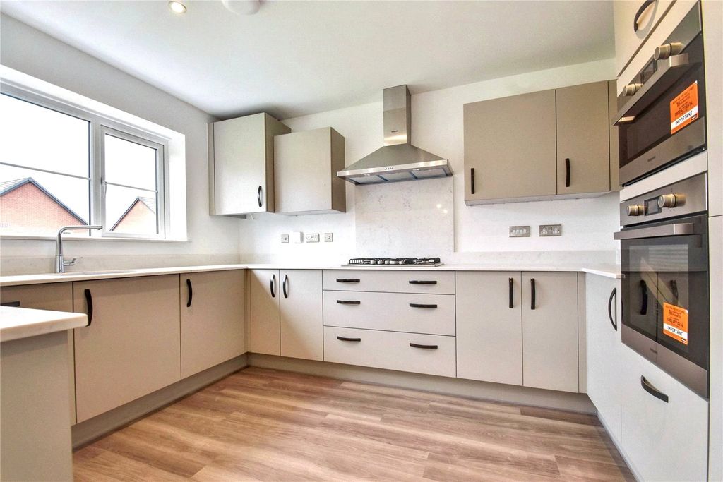 Property photo 3 of 11 Kitchen