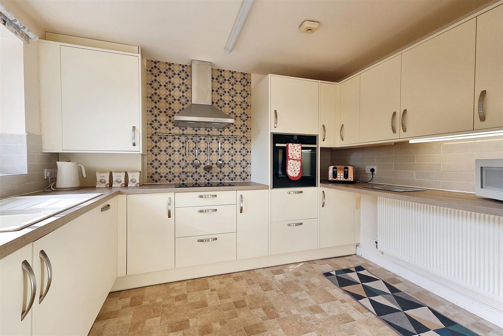 Property photo 2 of 19 Marshall Close Calverton, Nottingham, Ng14 6Re