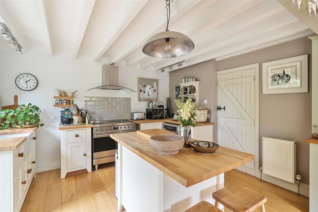 Property photo 3 of 18 Kitchen