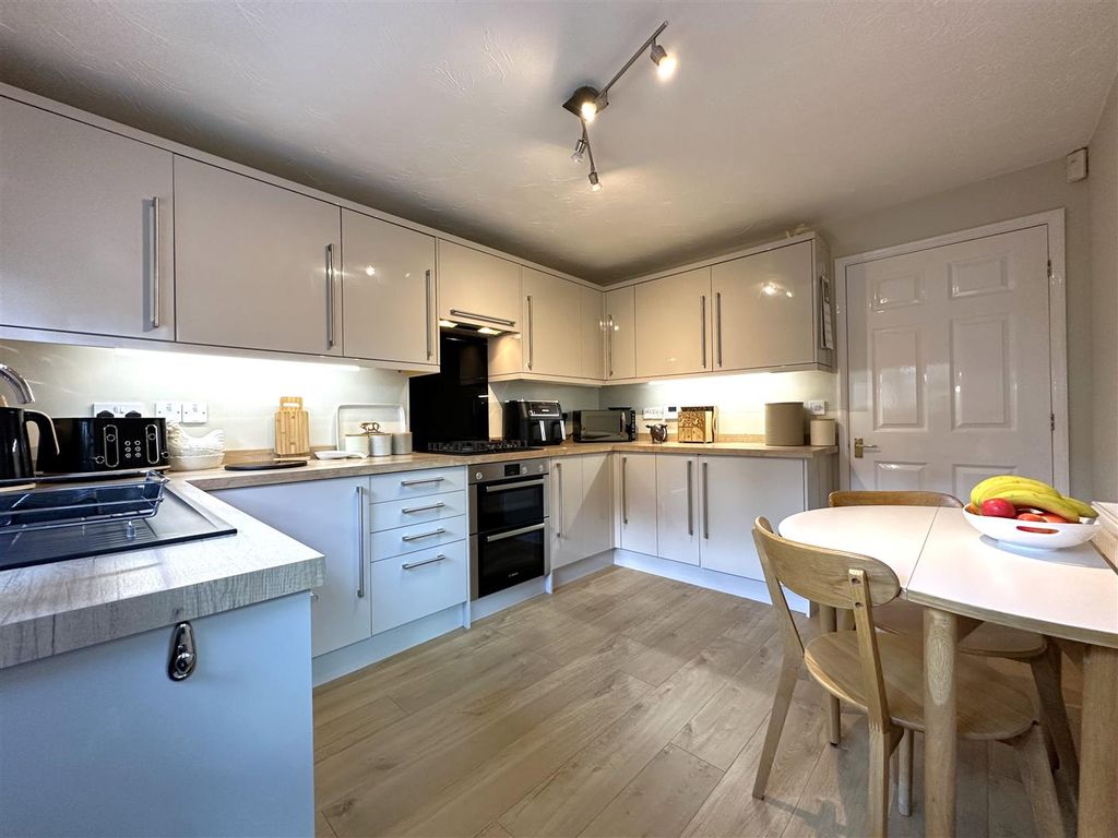 Property photo 2 of 22 Stylish Dining Kitchen 838