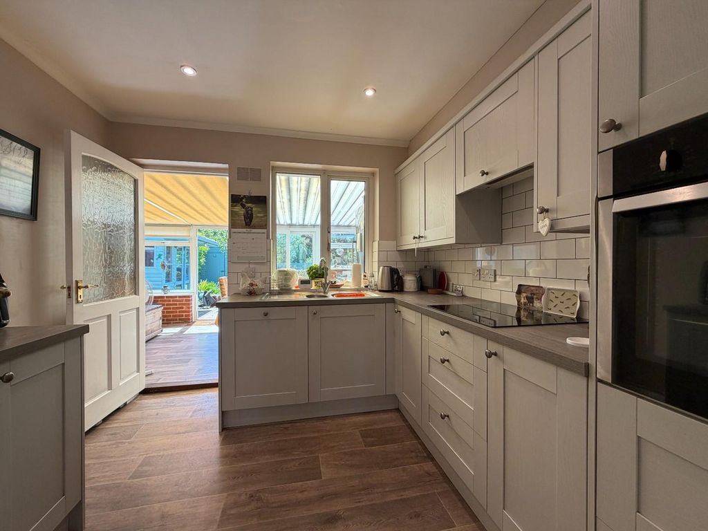 Property photo 3 of 11 Kitchen