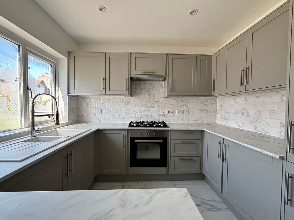 Property photo 3 of 9 Kitchen