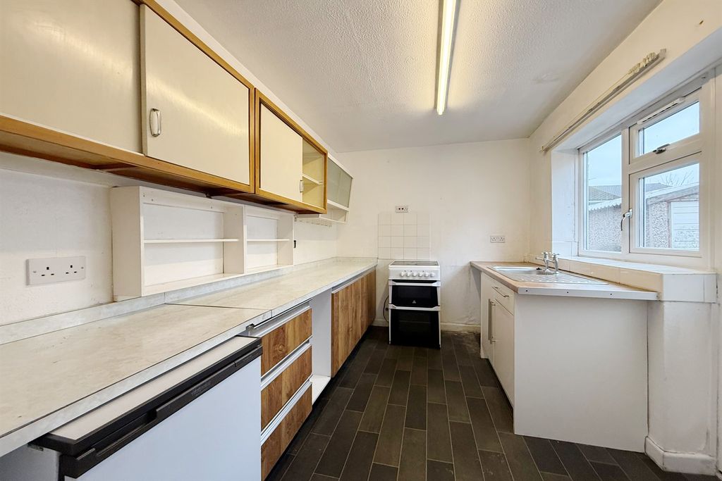 Property photo 3 of 11 Kitchen