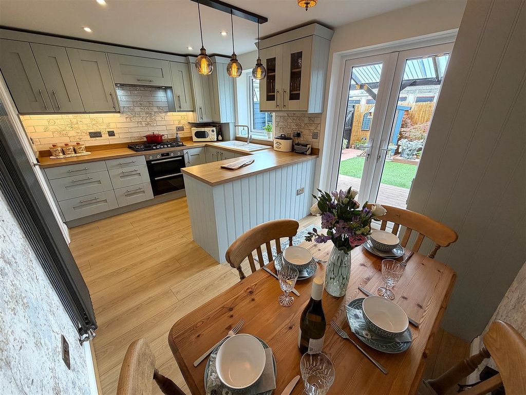 Property photo 2 of 33 Kitchen Diner