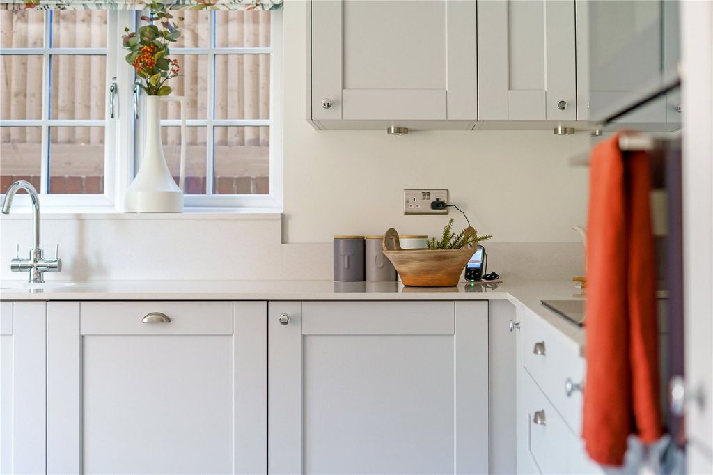 Property photo 3 of 9 Kitchen