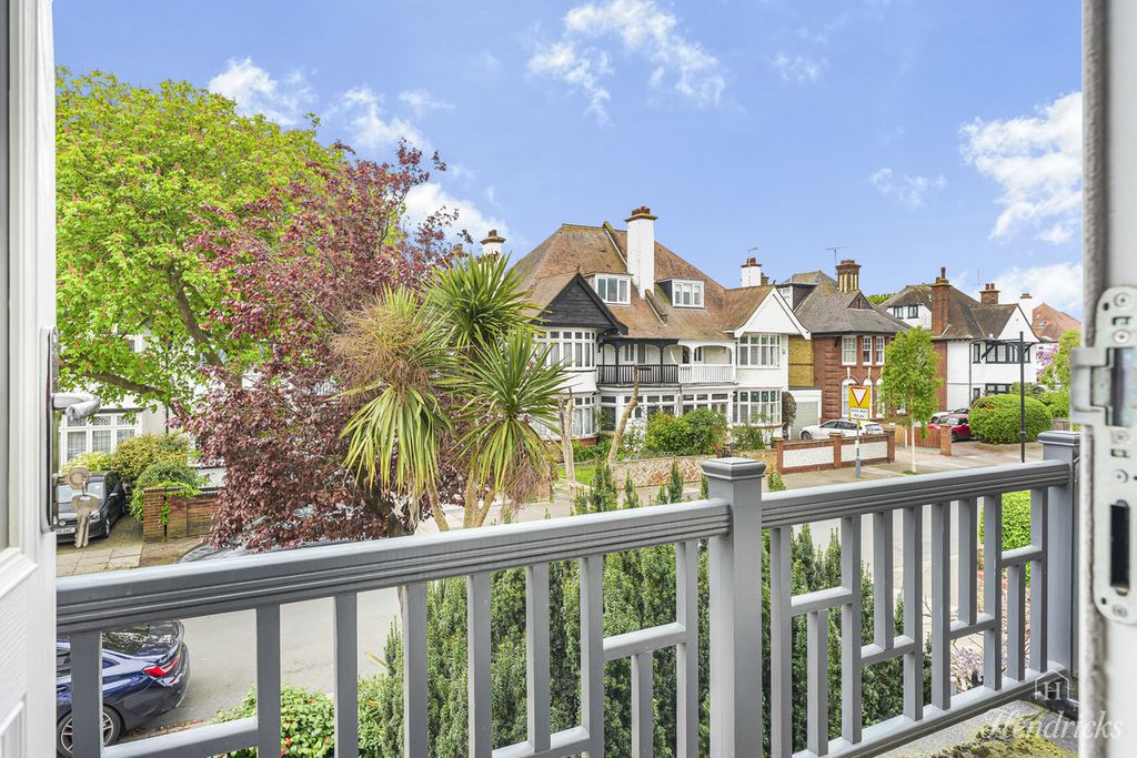 Property photo 3 of 39