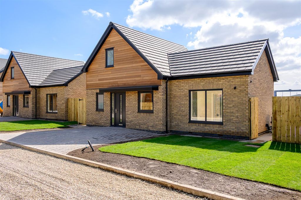 Property photo 1 of 13 External