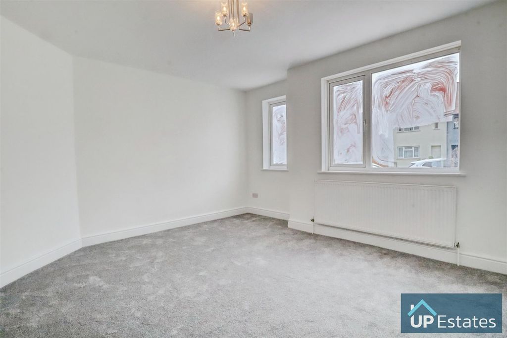 Property photo 3 of 19 Living Room