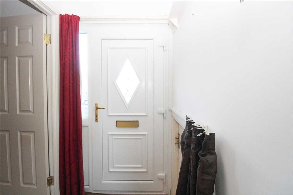 Property photo 2 of 8 Entrance Hall