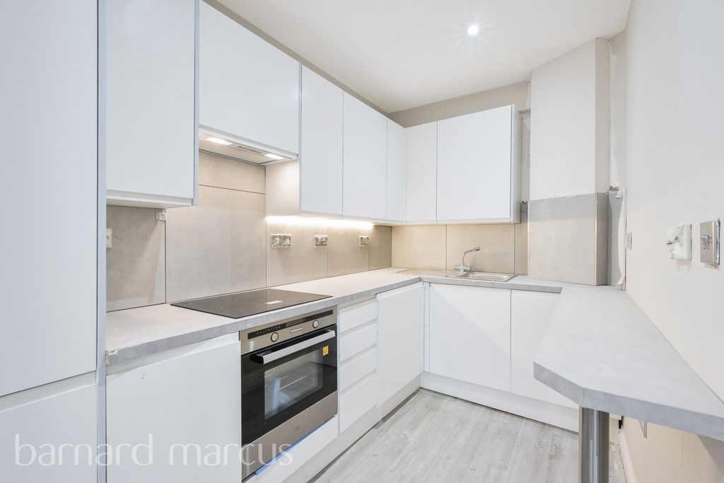 Property photo 2 of 8 Kitchen