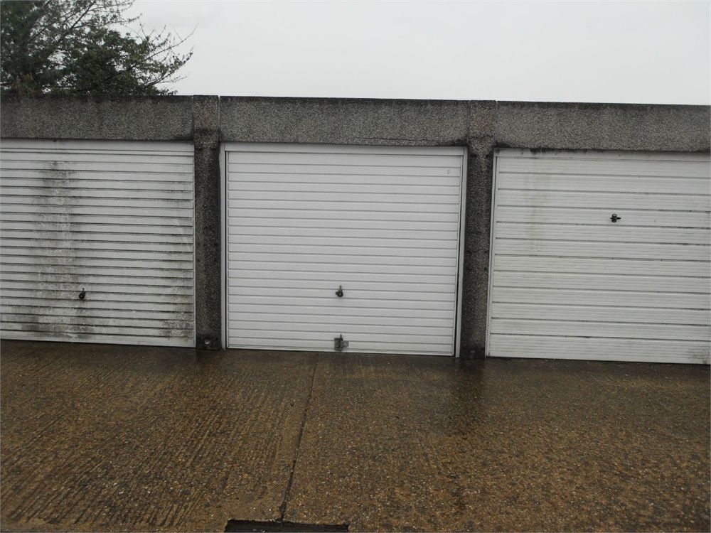 Property photo 1 of 3 Up &amp; Over Garage For Rent In South Harrow