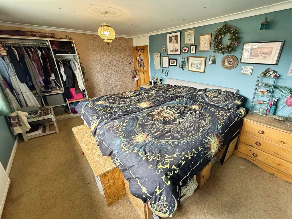 Property photo 2 of 17 Bedroom 1