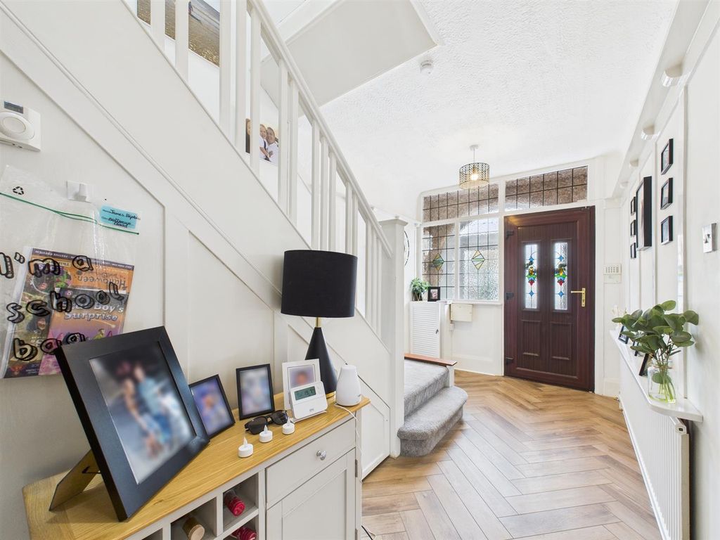 Property photo 2 of 41 Cam03604G0-Pr0185-Still006.Jpg