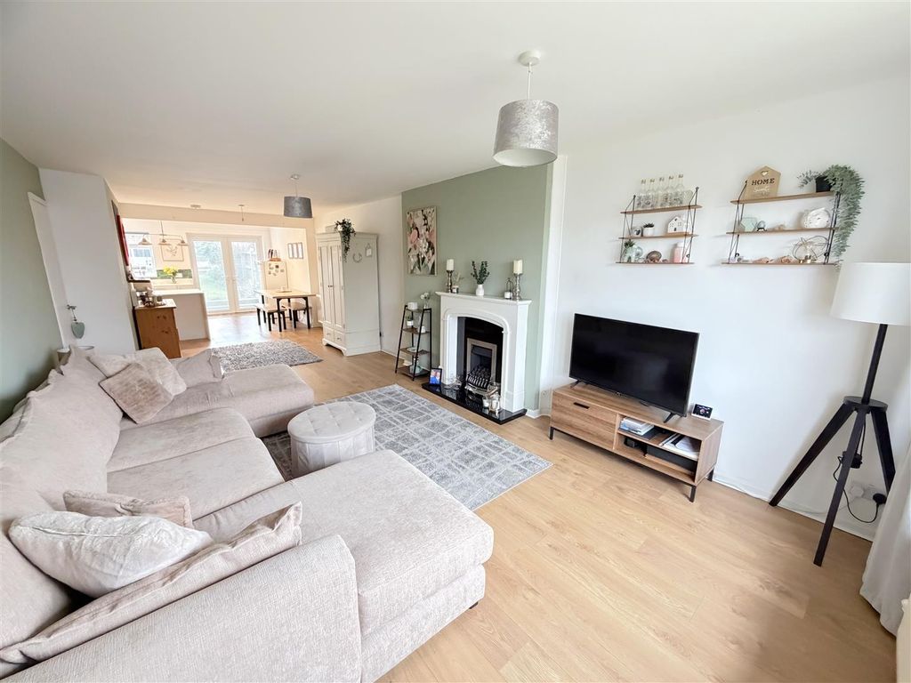 Property photo 3 of 35 Lounge