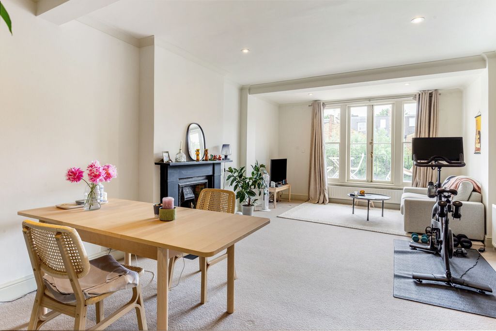 Property photo 2 of 11 Perrymead Street, Lo