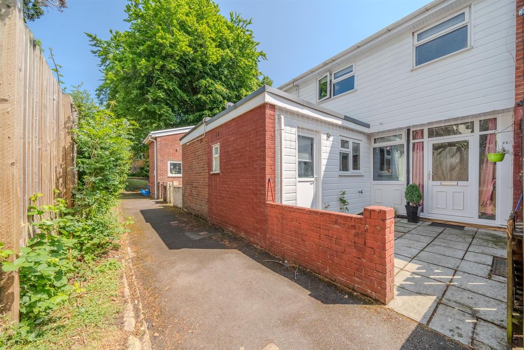 Property photo 3 of 21 22 Kingsland Walk-19.Jpg