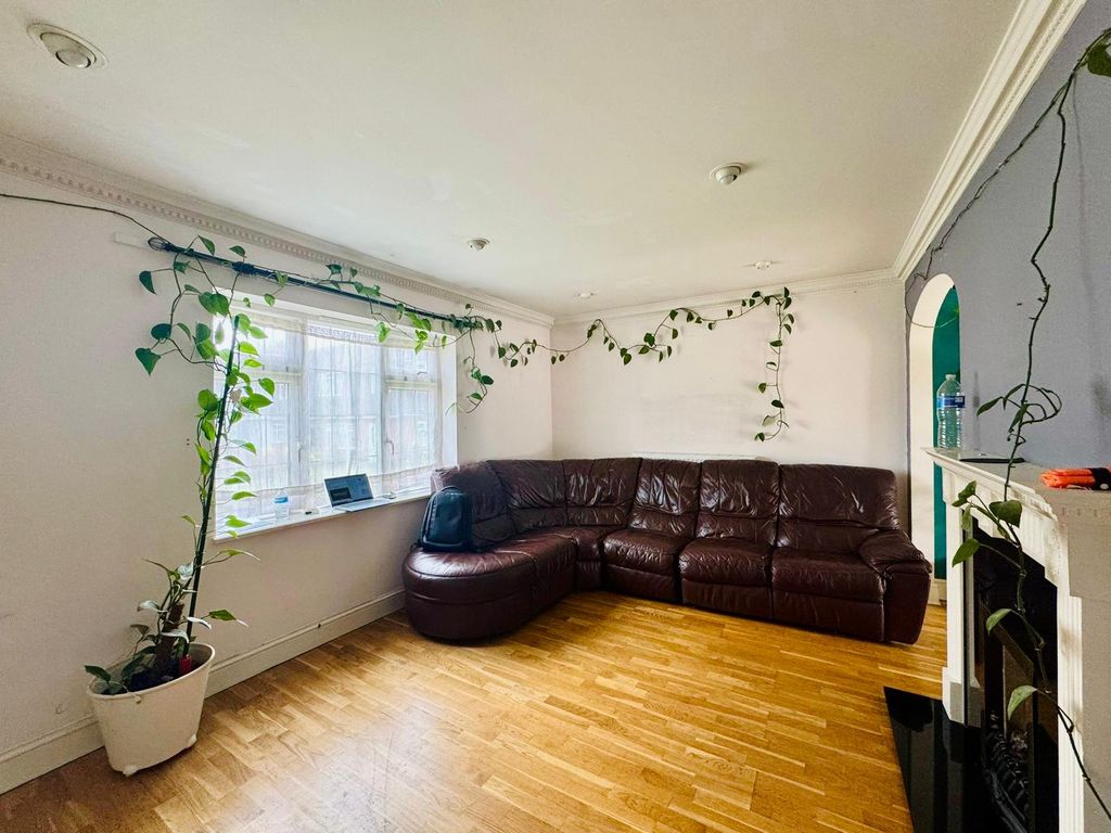 Property photo 1 of 14 293 Prestwick Road (7)