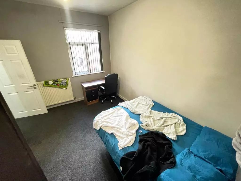 Property photo 3 of 5 A Simple And Functional Single Bedroom Featuring A...