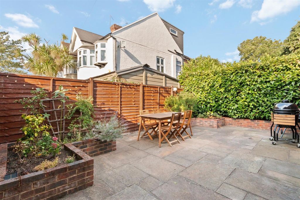 Property photo 3 of 11 Martin Way